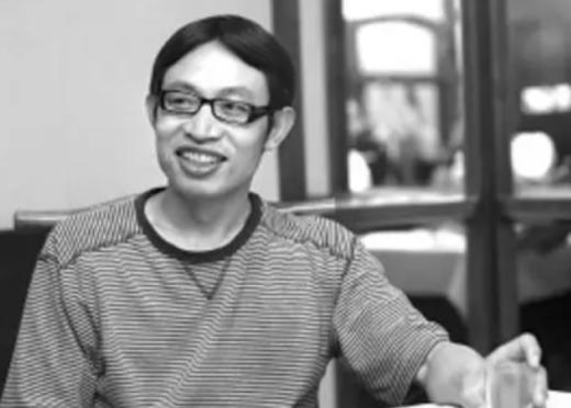 2008年汶川地震发生时，范美忠正在给学生上课，他扔下学生拔腿就跑，因为跑太快，