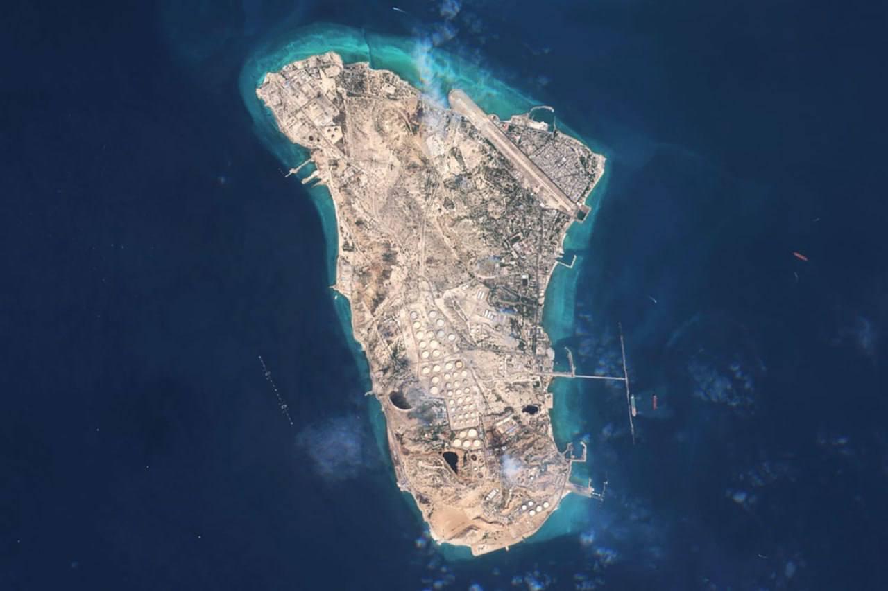 这张卫星图显示的是伊朗哈尔克岛（Kharg Island），它是伊朗最重要的石油