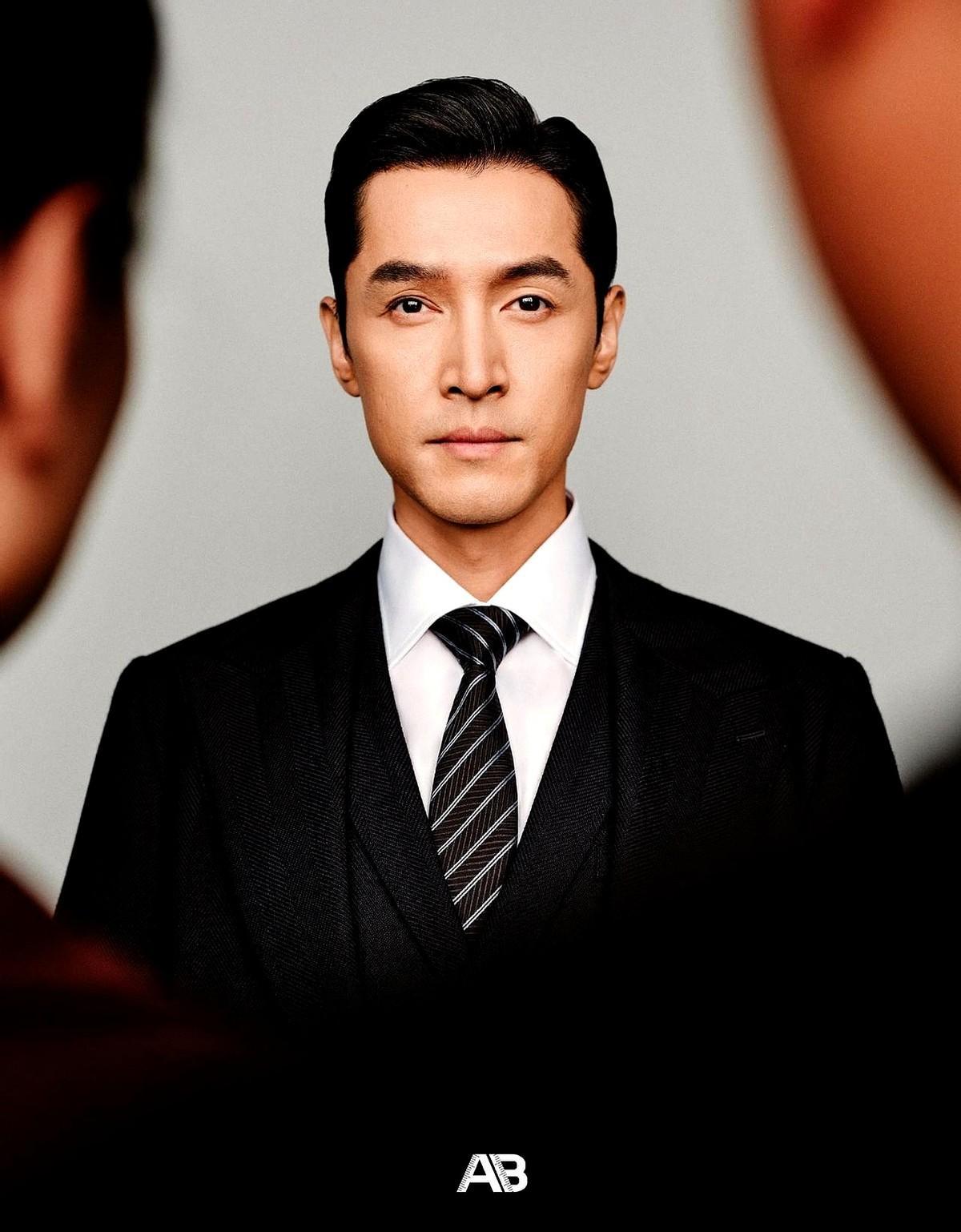 胡歌进组，没带剧本。
台词早背熟，连对手的标点都记住了。
王家卫喊“明儿早点来”