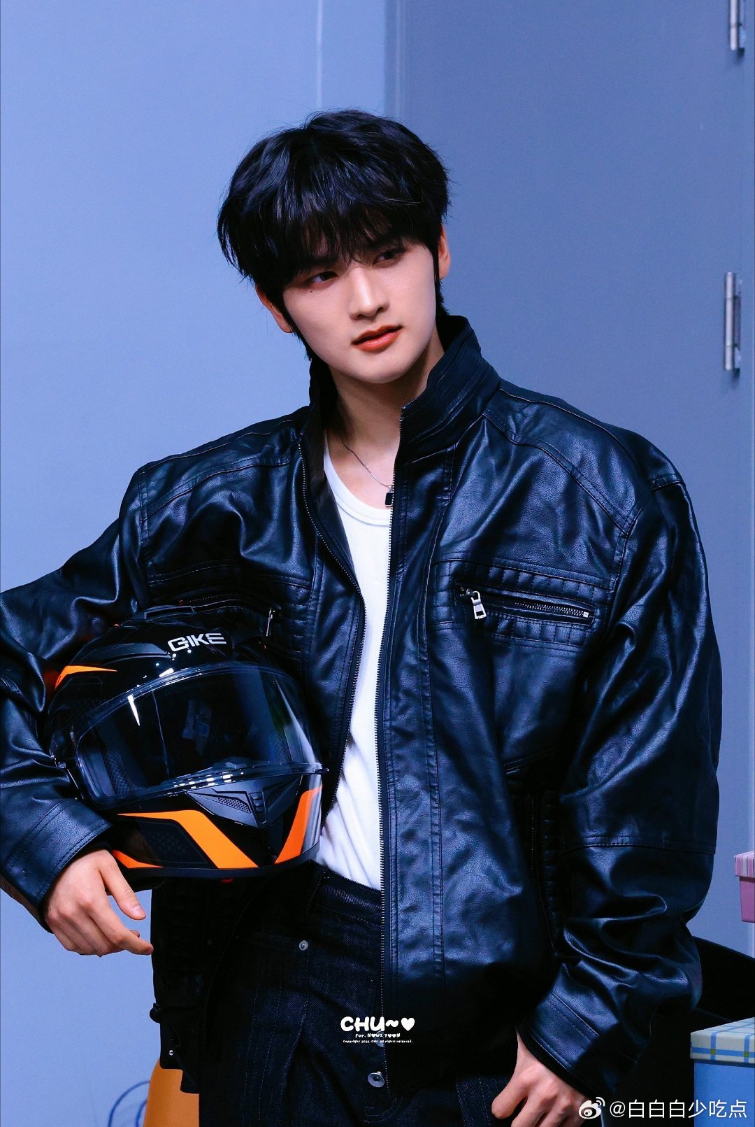 这个机车男把我萌萌宝宝还我。 