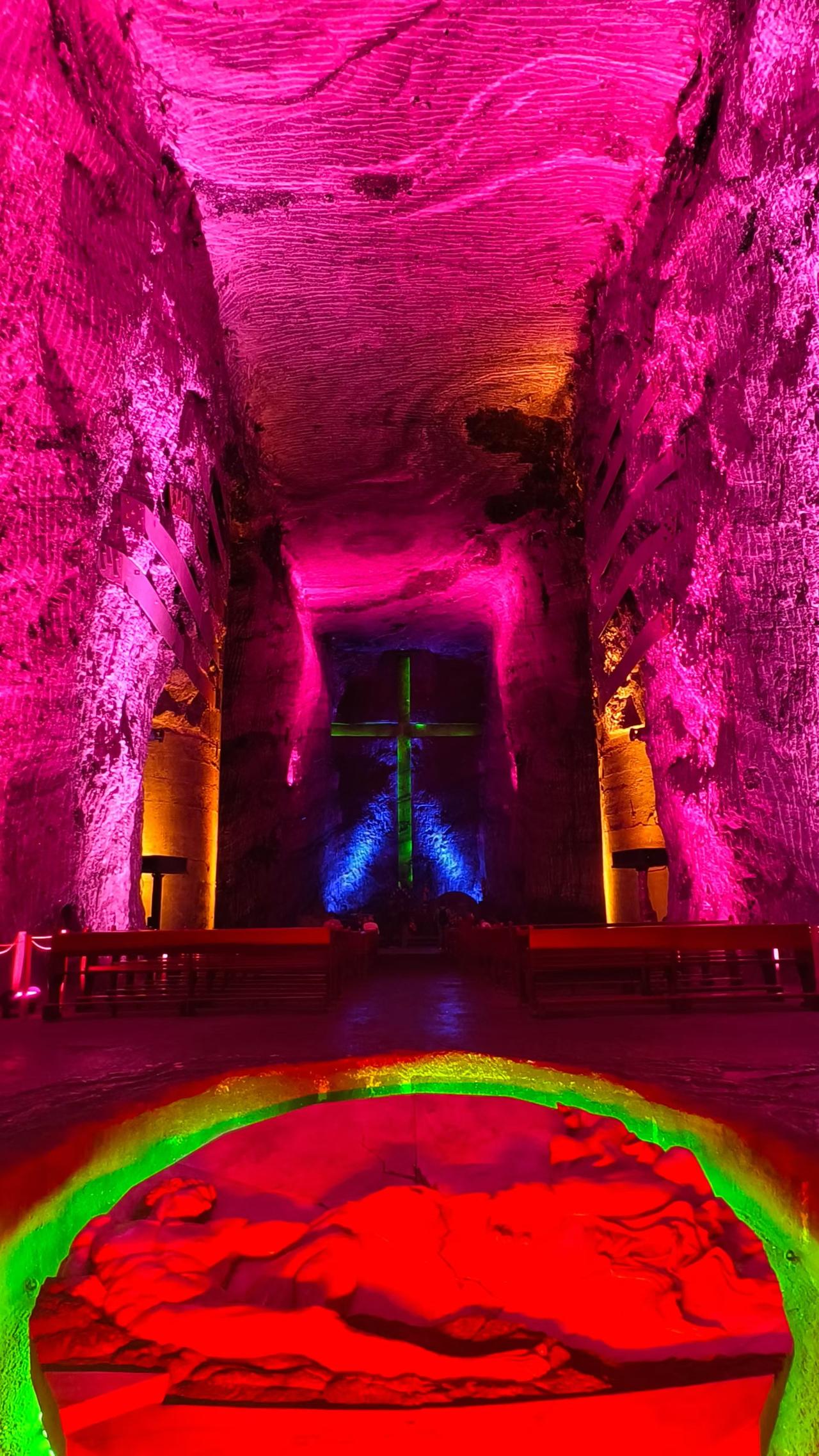 在波哥大以北锡帕基拉的地下180米，有一座用盐矿改造的盐教堂，光影穿过盐岩，庄严