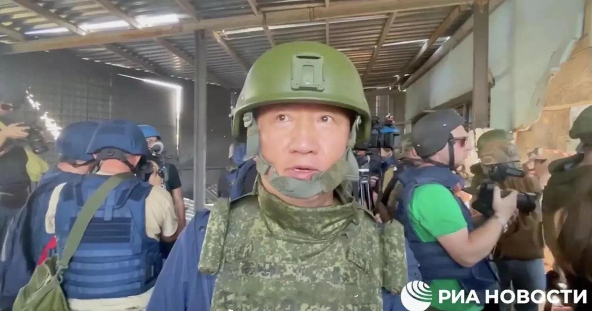这人确定是中国记者？看图里这么多记者就他穿了俄军的作战服[衰]穿成这样是怕乌军看