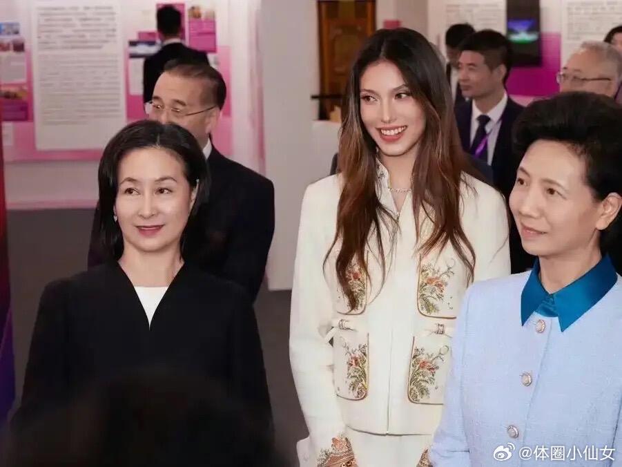 谷爱凌和郭晶晶何超琼同框，爱凌穿新中式美翻，全程脱稿超级强。 