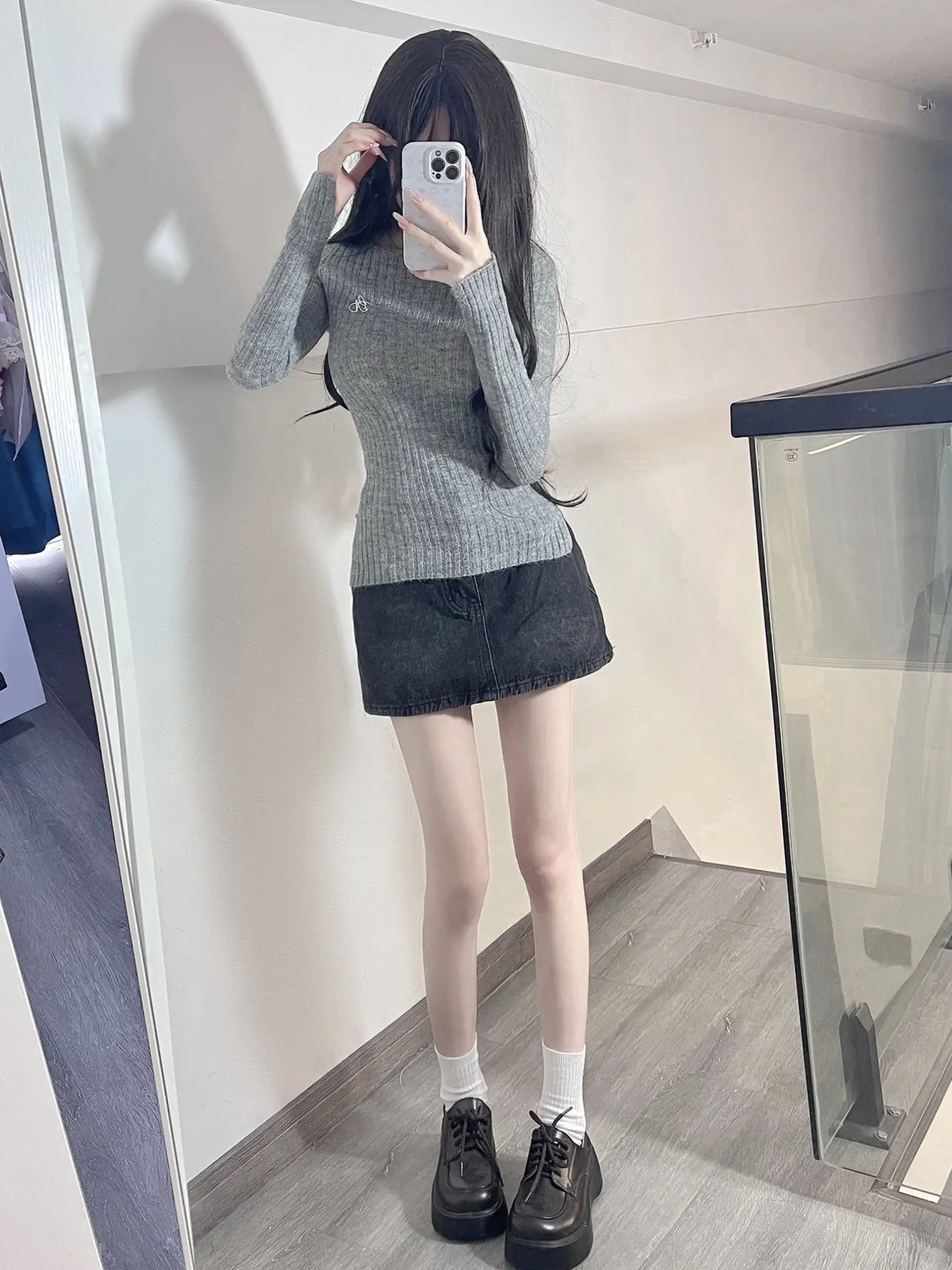 他看起来是那种开房会让女生付钱并且临走会顺走前台押金的男人