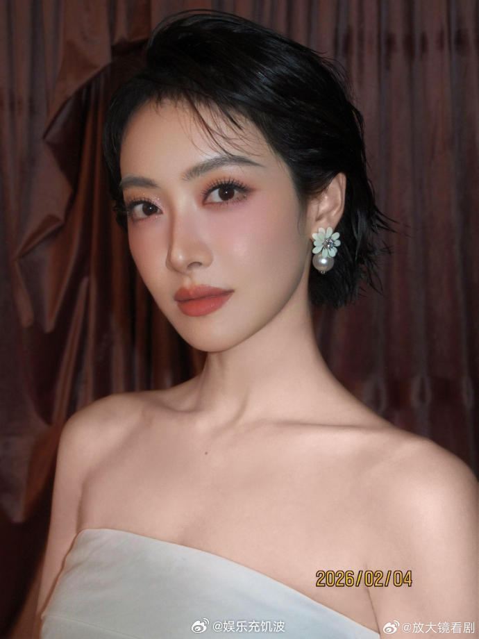 王亚飞给宋茜化的粉系微醺妆王亚飞出手果然不一样！宋茜这妆温柔又精致，太耐看了王亚