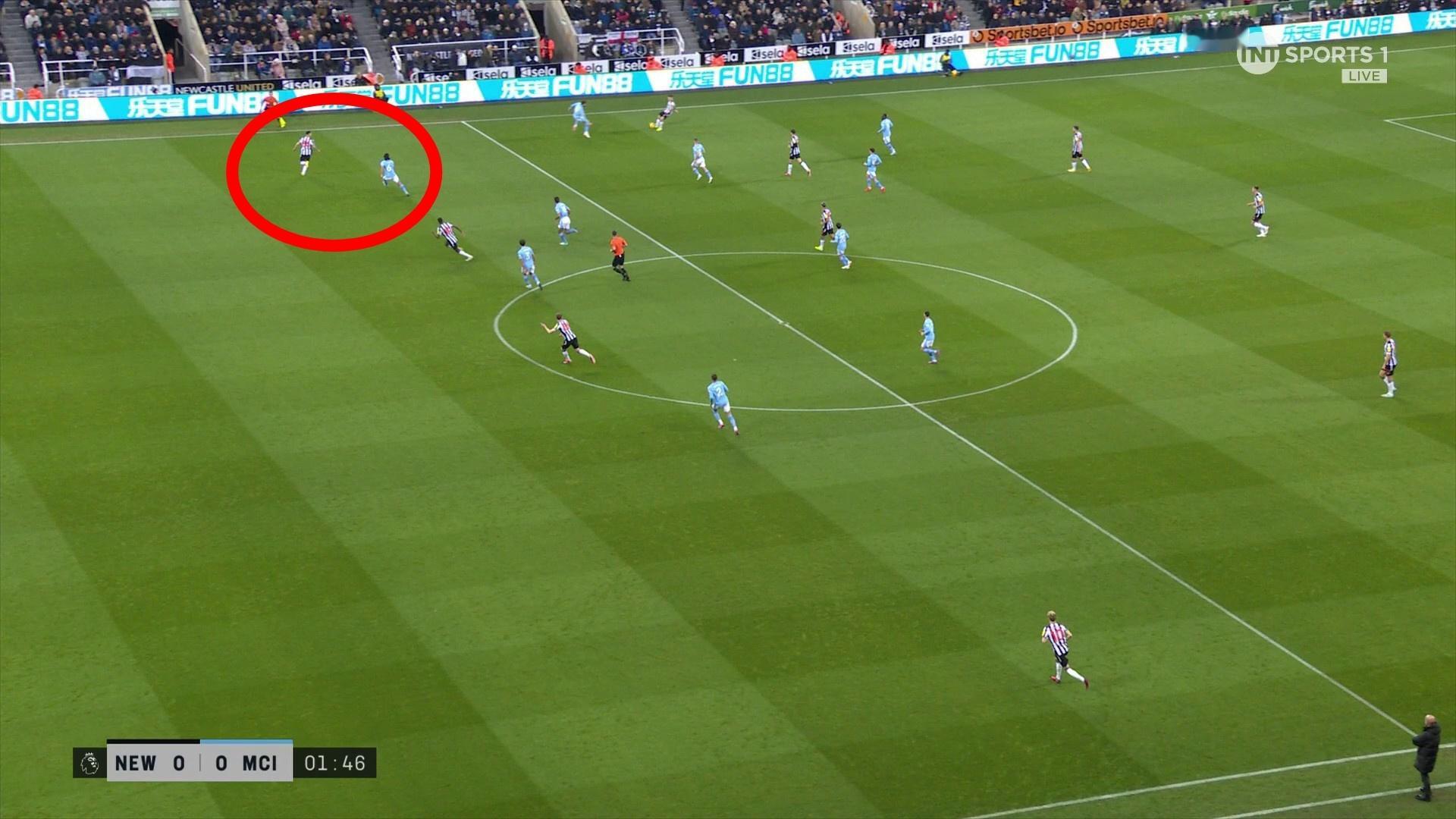 阿尔米隆的位置是个陷阱，离他最近的防守球员（阿克）往往会成为造越位是否成功的关键