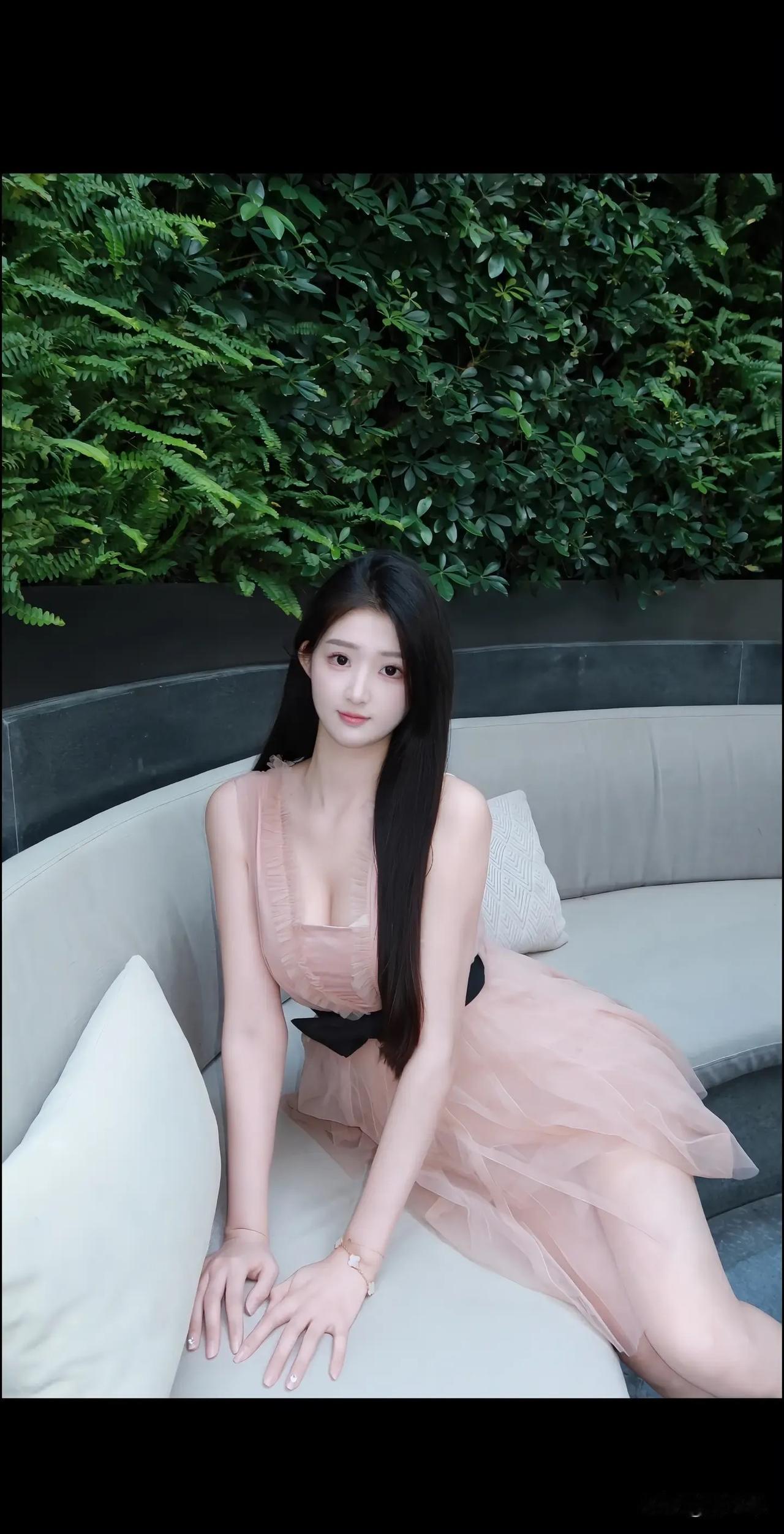 优雅粉裙，绿植背景，静谧时光