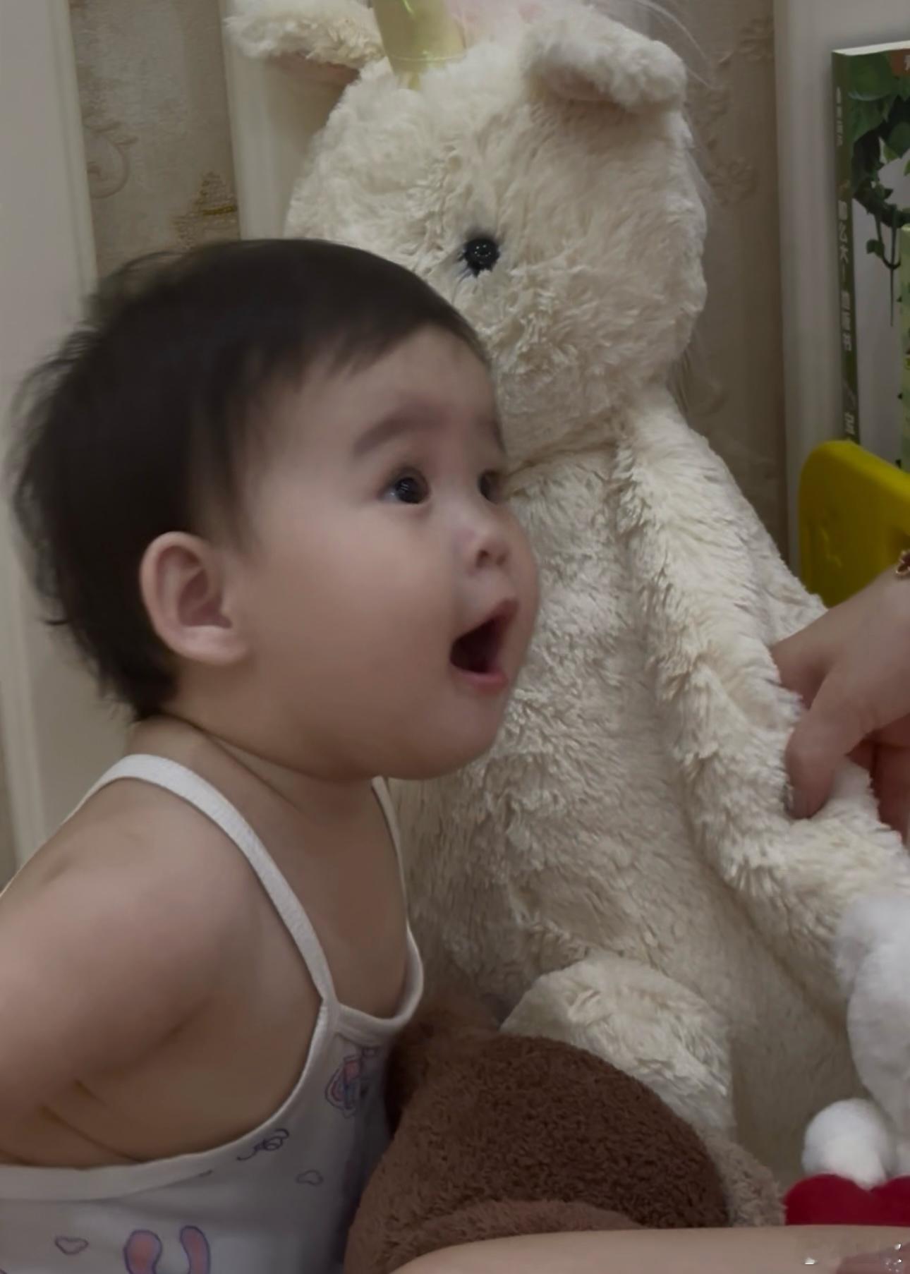 我女儿醒后永远是笑的，和熟人打招呼就会扑腾她的小手和翅膀一样。我在楼上看着她，瞬