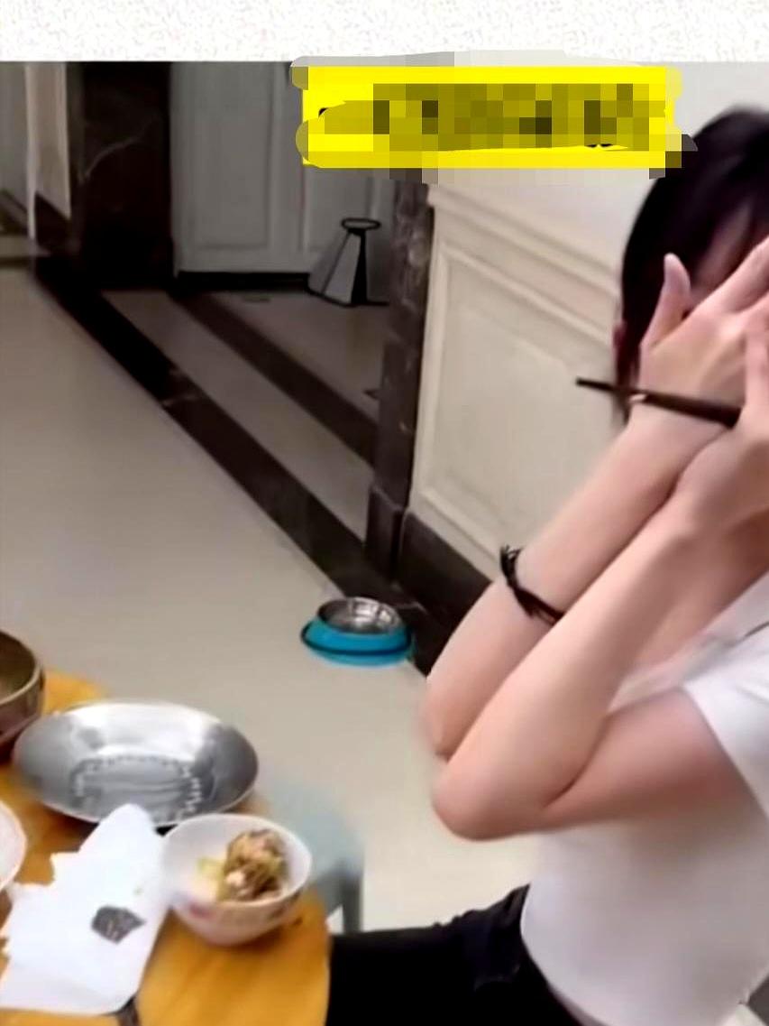 父亲节一大早，家里就上演了个小“翻车现场”。
老公刚坐下吃早饭，筷子还没拿稳，就