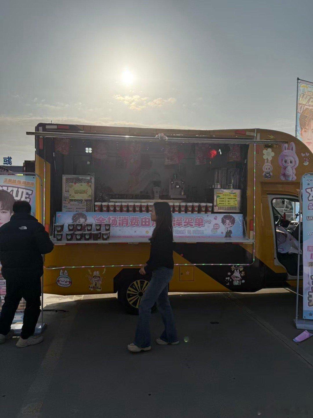 屏幕前的家人们，你们觉得今天我能拿到这杯水吗王星越