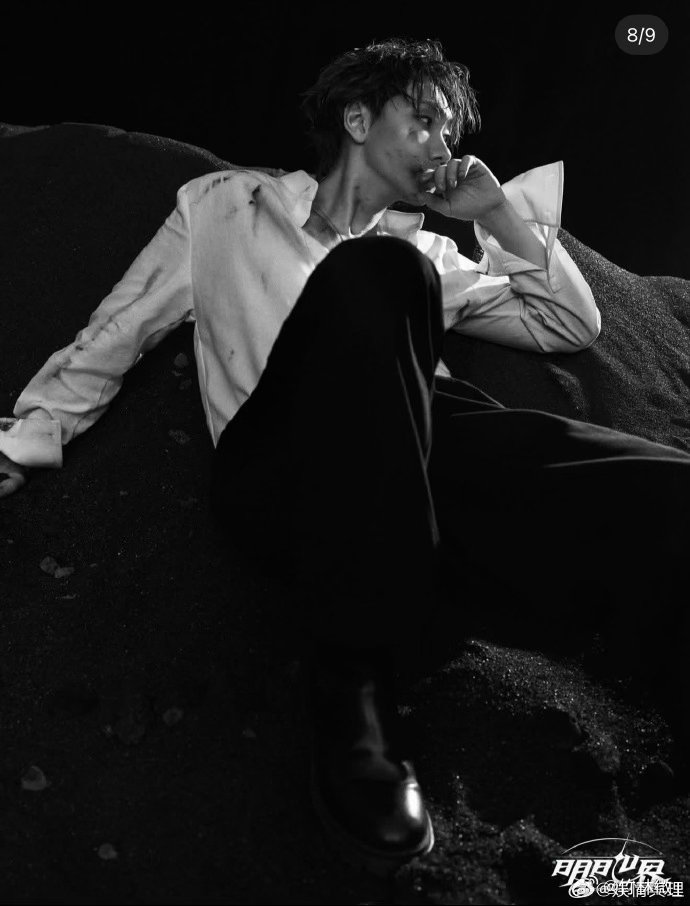 汪苏泷黑白战损九宫格 黑白镜头下氛围感十足，风格独特有新意，期待汪苏泷带来全新的