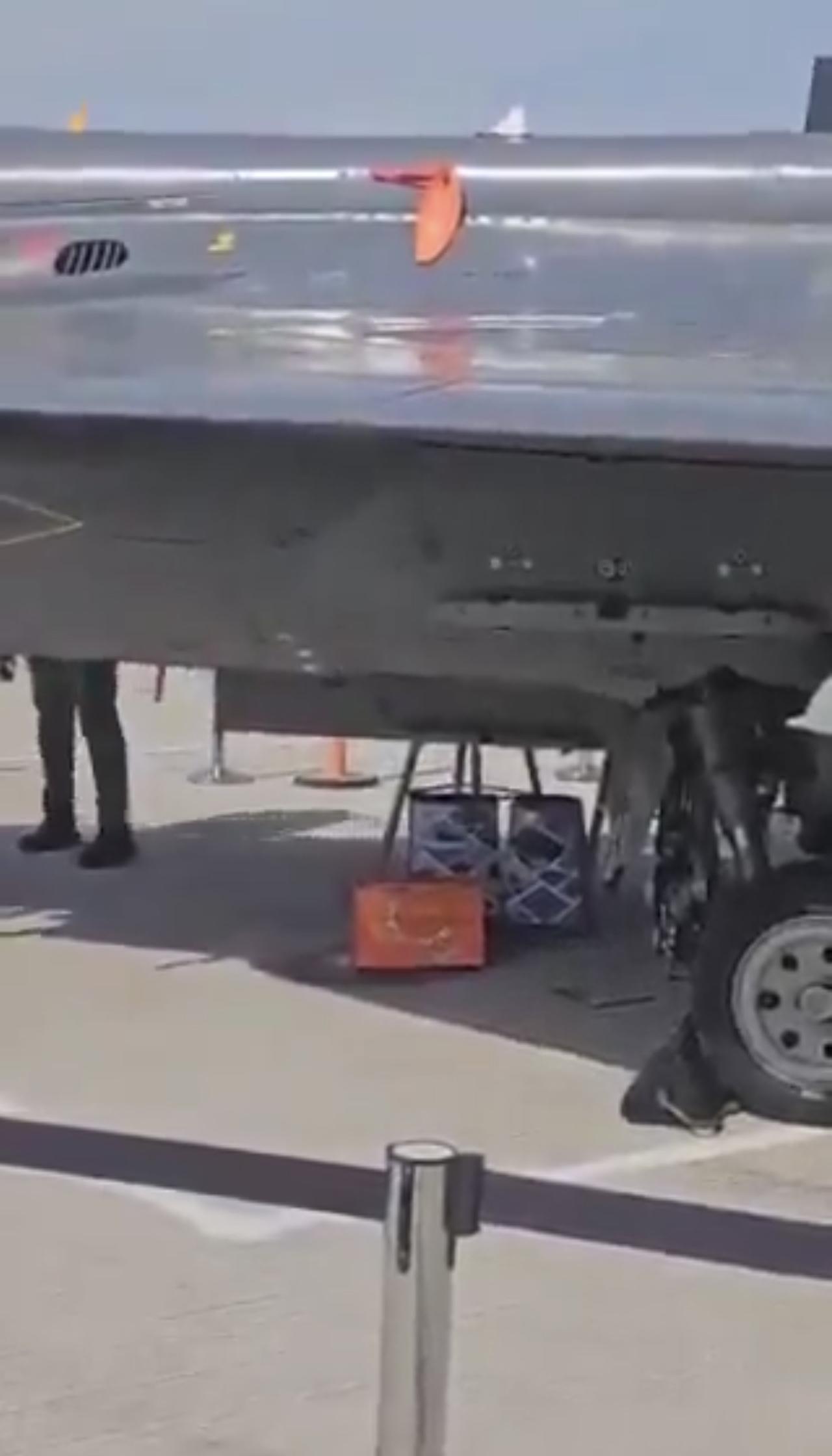 神操作？

一架印度空军“光辉”战斗机在2025年迪拜航展上开始在停机坪上漏油。