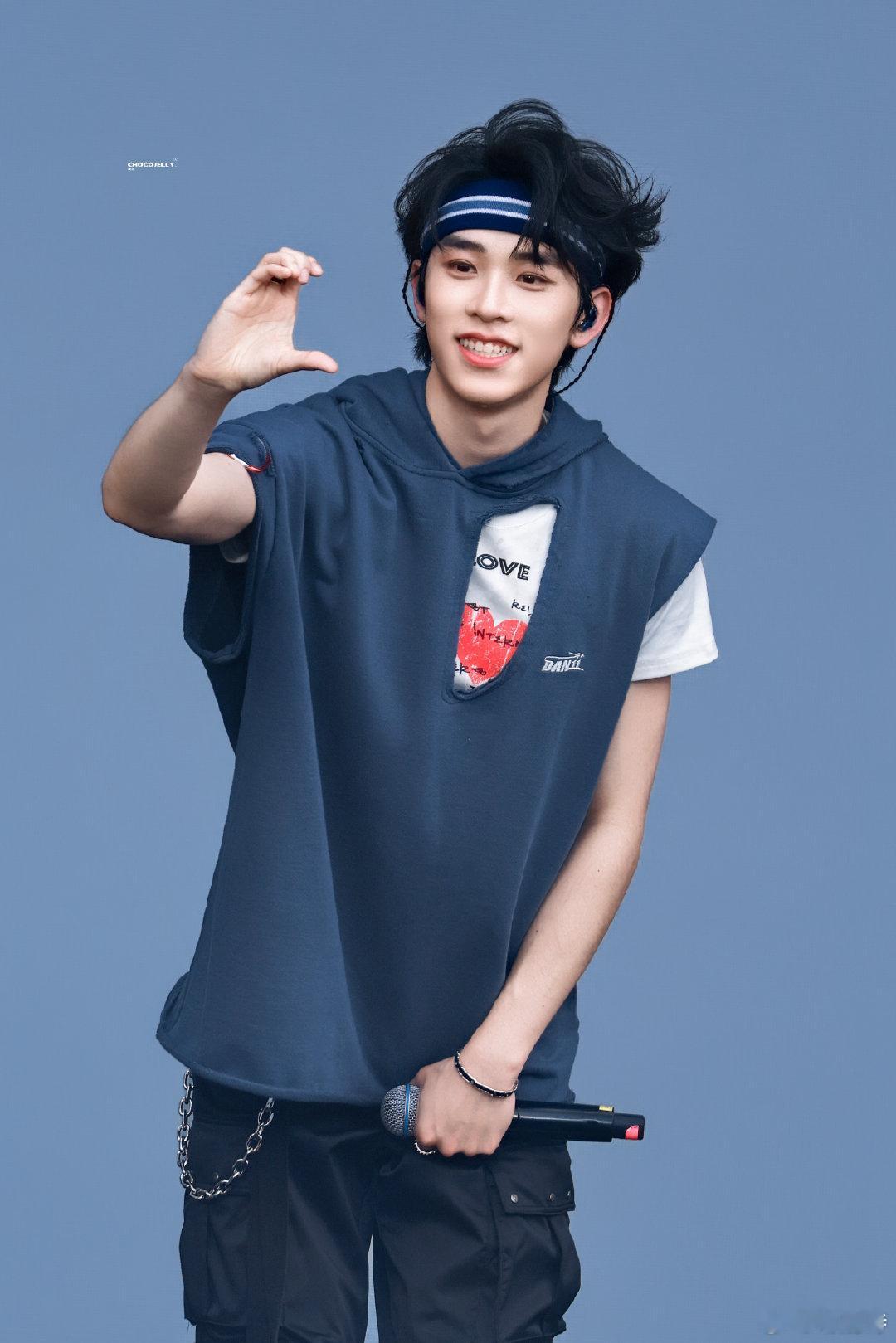 奔赴少年音乐节JYP中国男团首次音乐节 就这样被奔赴少年帅晕啦！舞台上他们魅力四