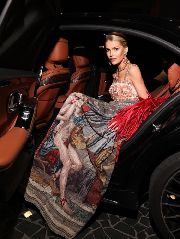 3月21日，摩纳哥举办一年一度的玫瑰舞会，戴安娜王妃的娘家侄女姬蒂·斯宾塞也盛装