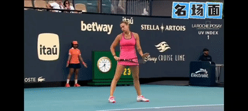 VS 郑钦文 
再次反拍偷袭直线成功，郑钦文握拳庆祝，萨巴伦卡手拍球拍赞赏……[