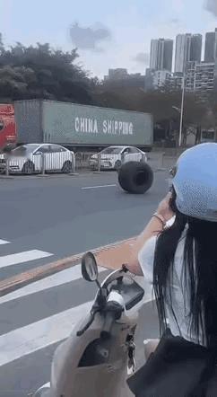 是个热心人，但是方法不对，风险很大，不提倡。幸亏速度不快，不然结果可能是另一个样