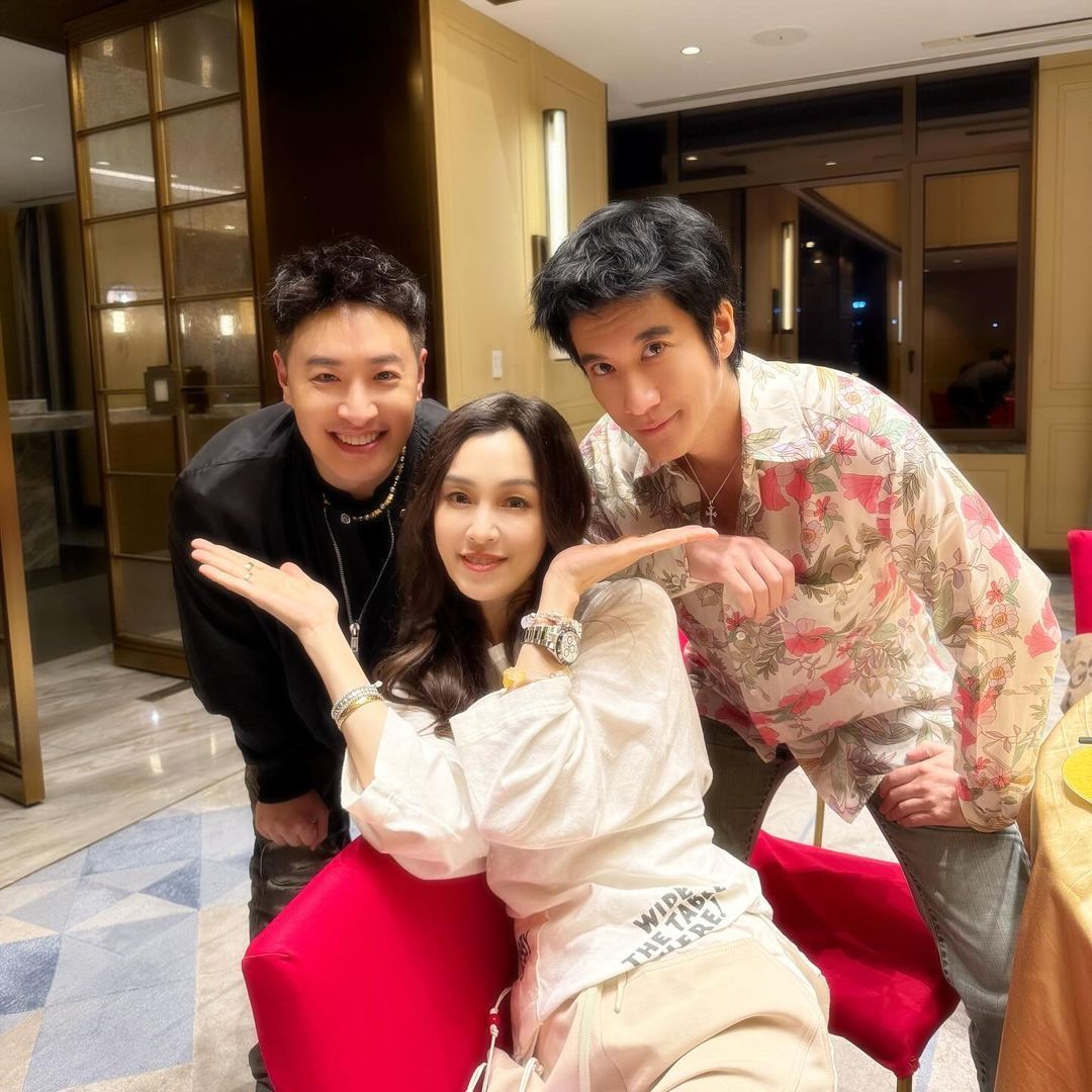 范玮琪分享和潘玮柏、王力宏合照！上周他们一起在杭州演出！ ​​​