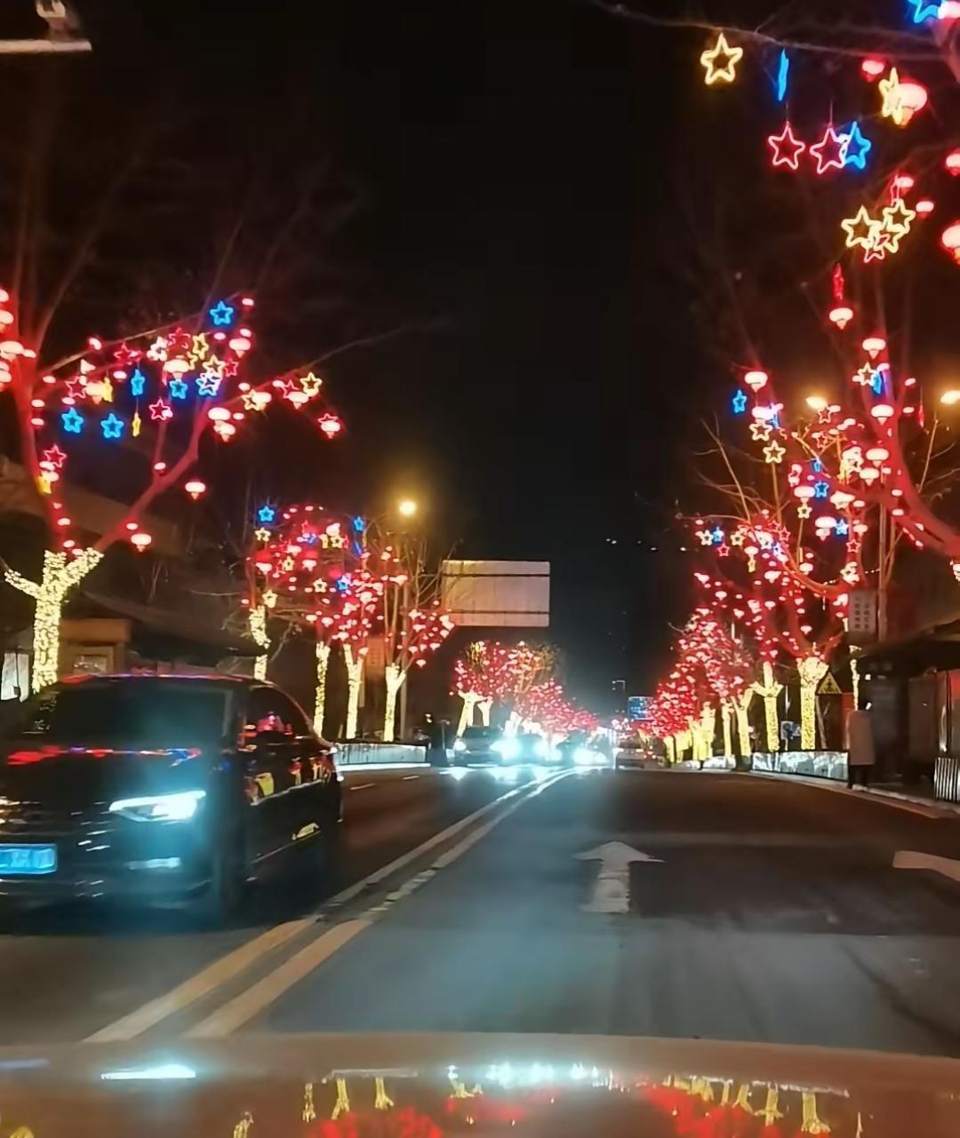 再有一个多月就要过年了，
不知大家有没有这样一种感觉。
就是现在的春节，初一上午