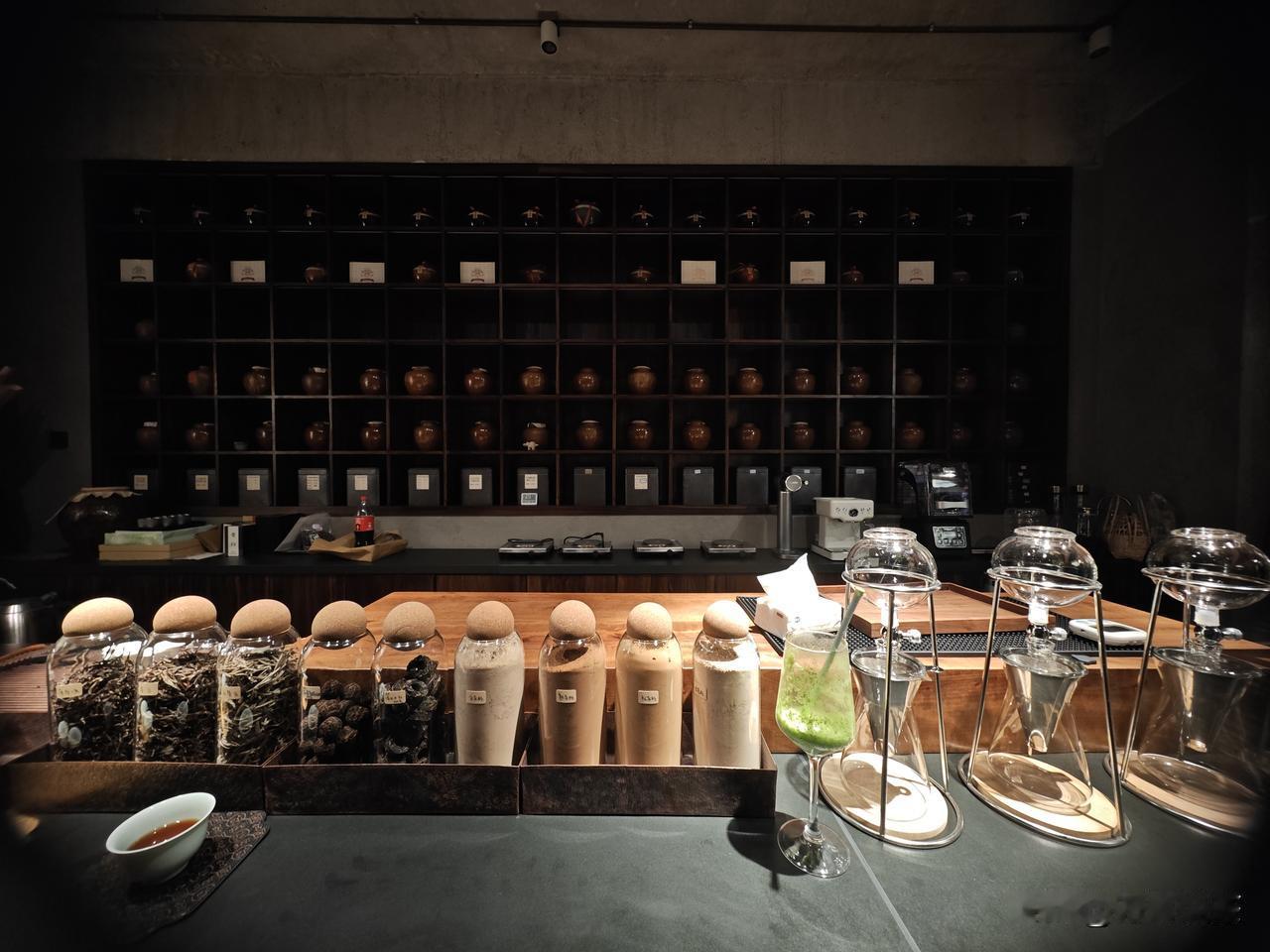 云南第一次见到没有大饼陈设的茶店，真是难得！