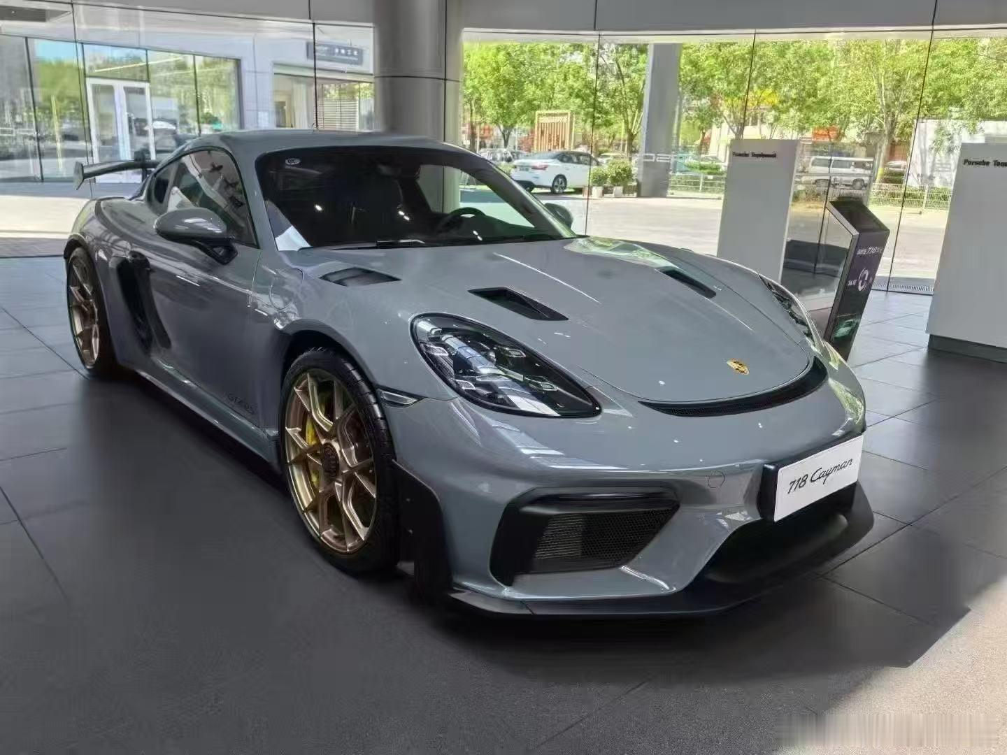 Porsche 718 Cayman GT4 RS，特殊配色、25年上牌，900