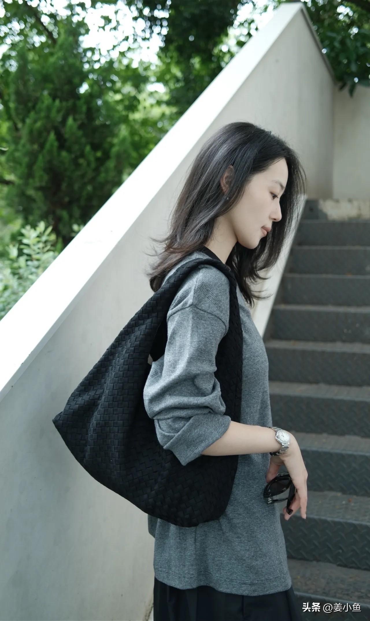 谁能用一句话来形容自己走过的岁月那些岁月宛如一片星空，闪烁着不同的故事。