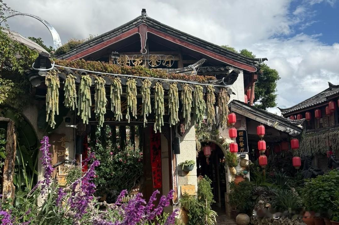 我们都在为自己的舞台增添色彩，值得拥有一个更加绚烂的人生。

生活不一定很酷，但