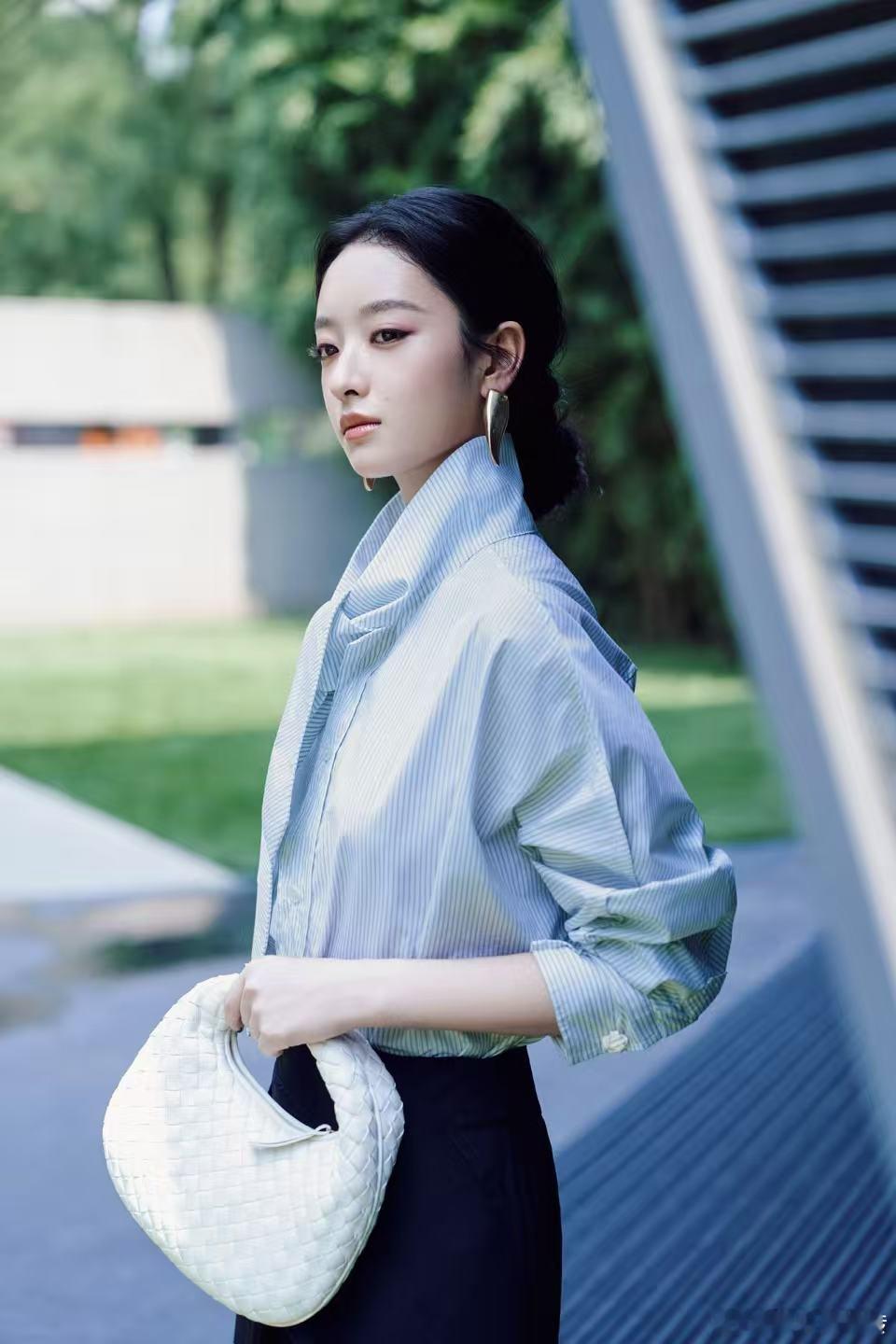 杨舒伊跟影后老板舒淇去了时尚圈影后老板舒淇带杨舒伊时尚圈上班杨舒伊追随舒淇踏入时