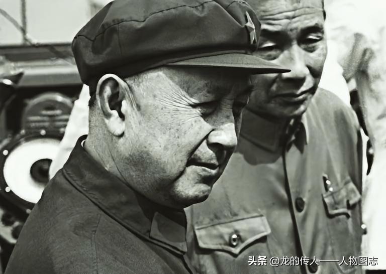 1975年，钱学森在我国首颗返回式卫星发射试验期间，到任务现场视察工作