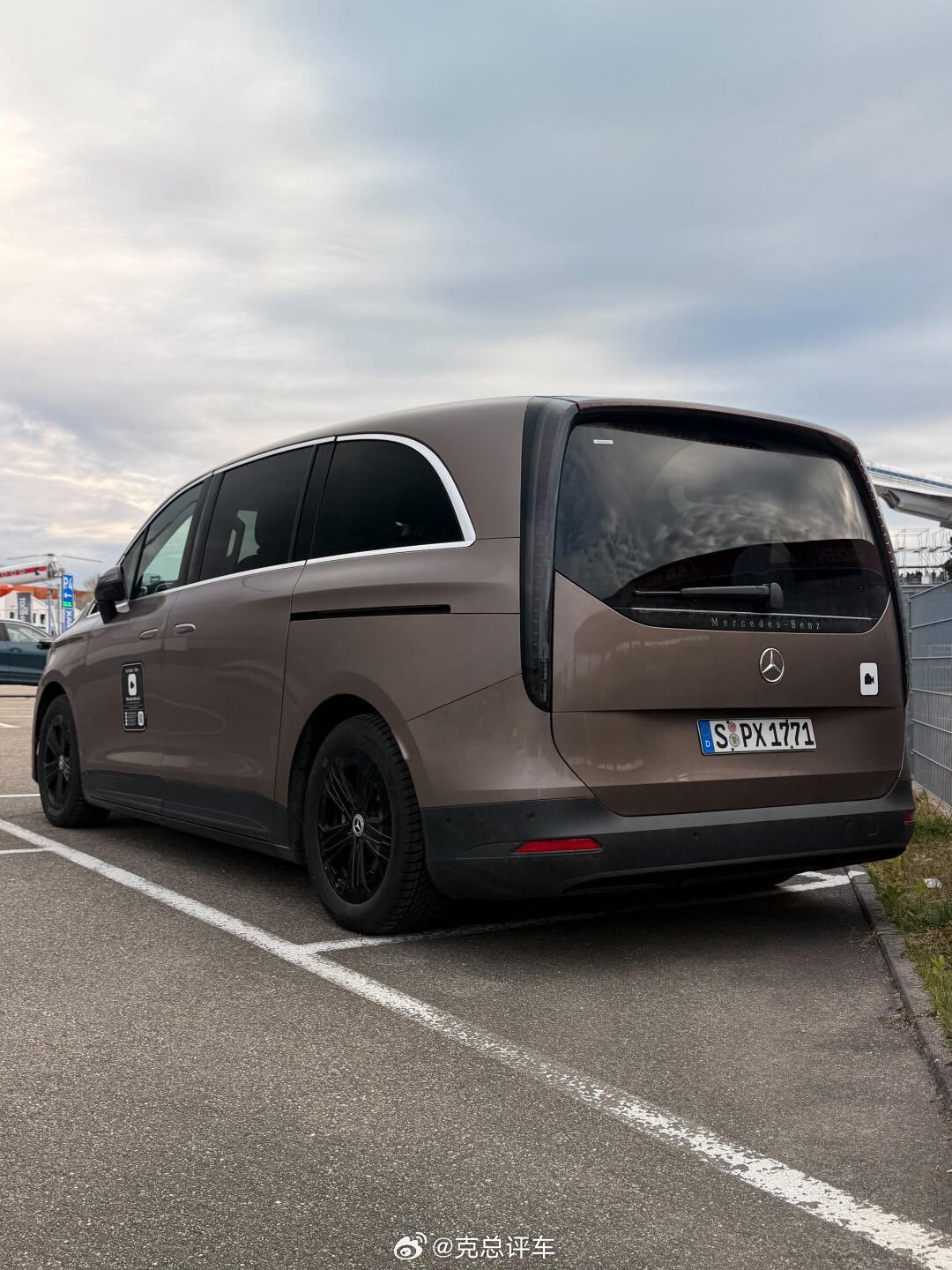 终于理解中国电动汽车即将占据主导地位…… 🙄梅赛德斯-奔驰VLE在辛斯海姆汽车