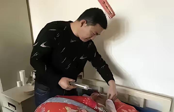 武汉快递员秦岷意外救起昏迷老人，哪料，却遭其女儿反咬：“我爸是你撞的，你要负责！