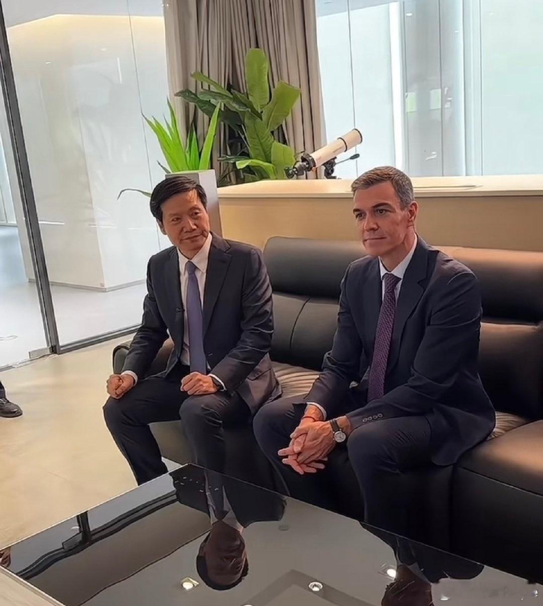 西班牙首相试坐小米汽车 西班牙首相佩德罗·桑切斯访问小米总部，并试座小米汽车，这