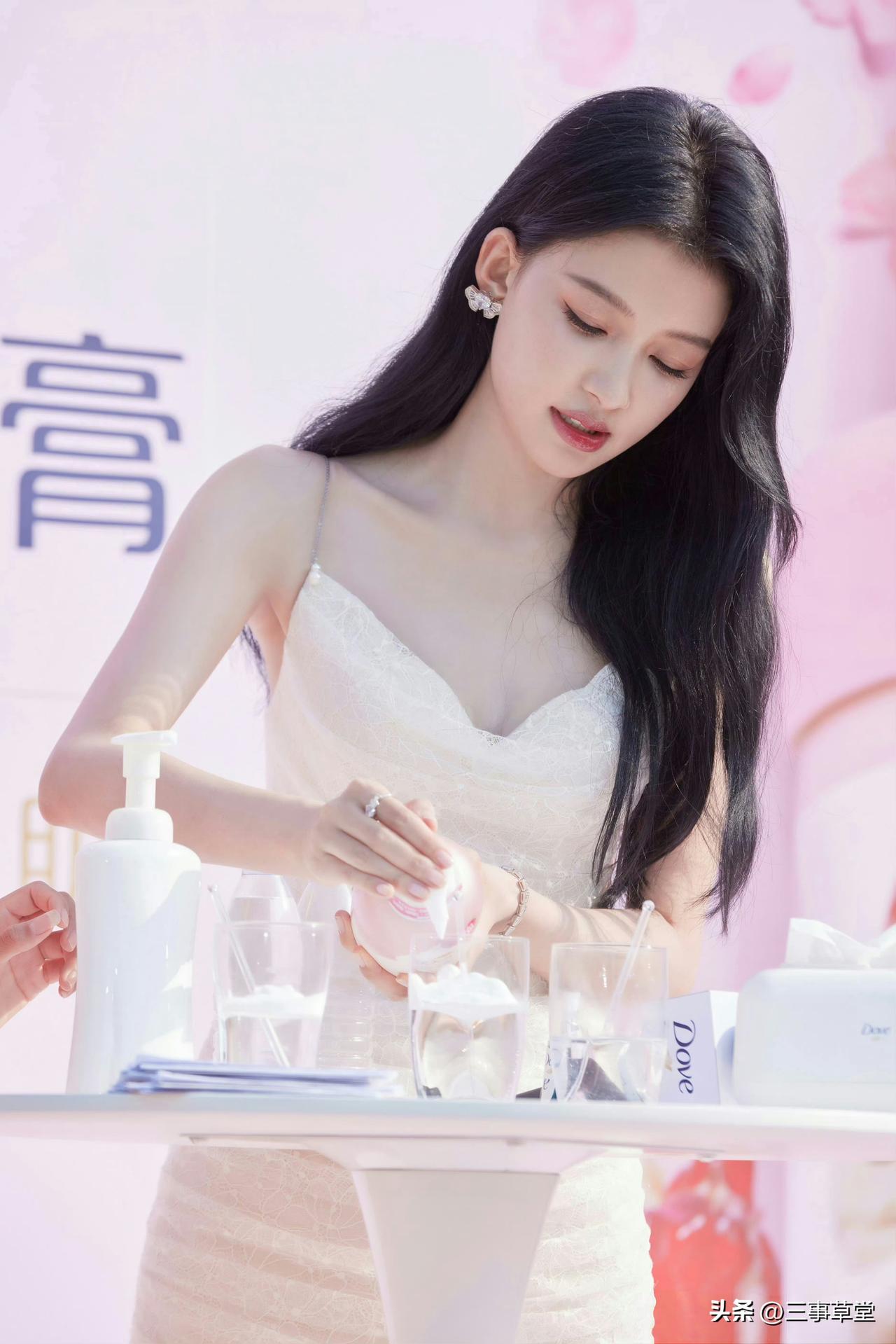 孙怡再见爱人甜美穿搭造型 ​​​！孙怡这颜值身材真是绝了！