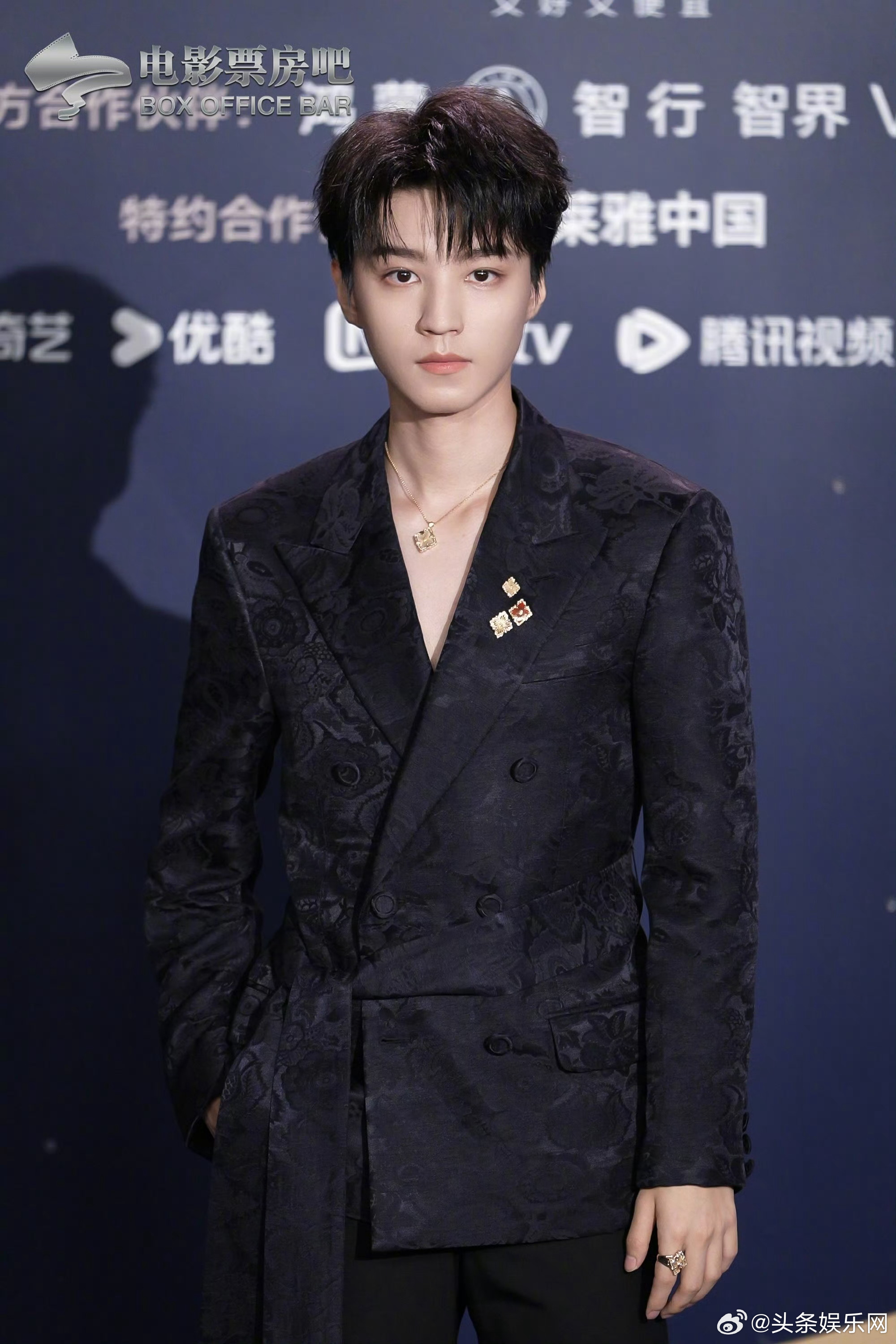 王俊凯突然对自己的自拍有自信了王俊凯这三个月发生了什么 曾经的“欠费”标签渐淡，