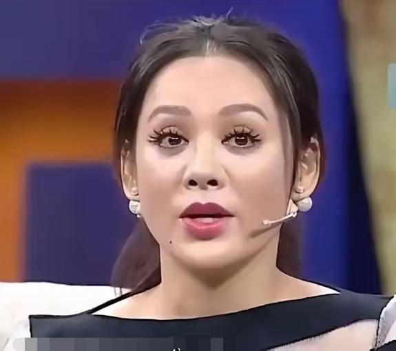 感觉宁静也做医美了，整个脸盘子肿胀肿胀的，就像发泡的馒头一样，妥妥的馒化脸，妥妥