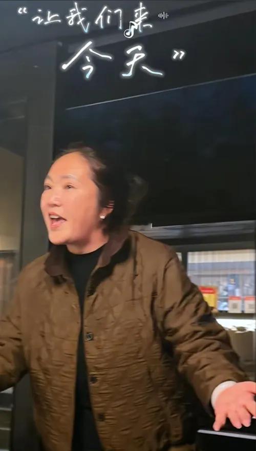 李亚鹏一家三口在云南重聚！看3岁夏夏坐在爸爸平时练书法的小院子里真开心，和爸爸一