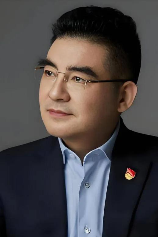 慈善家陈光标说，光棍怕熟人，说我不好的，还真是家乡的人最多，我们那儿有条街，两边