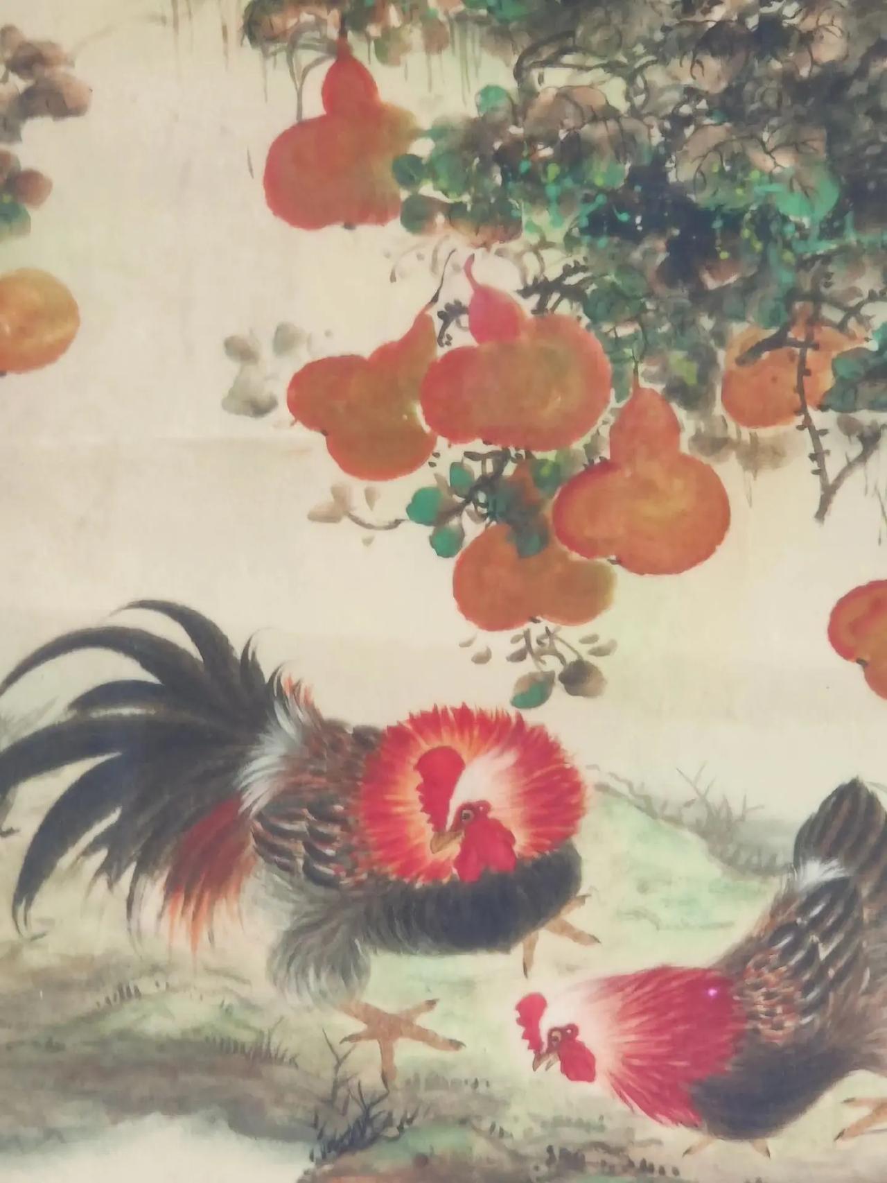 王雪涛写意花鸟精品《福禄满堂》。藤蔓缠绕，葫芦垂挂，红橙饱满，寓意福禄。两只雄鸡