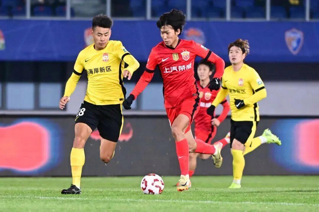 一位当红申花球迷体现出了格局！这是上海u20男足在全运会依靠海港球员李新翔一个关