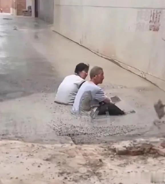因不满将村里的土路修成水泥路，大爷大妈老两口坐在水泥里不起身[我想静静]网友A：