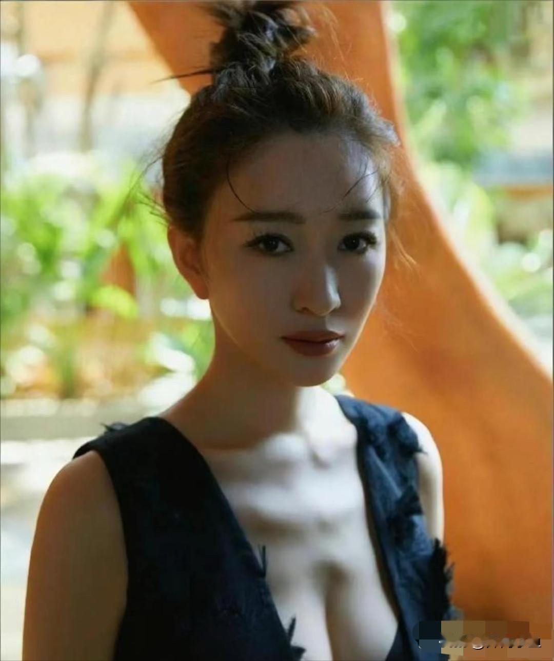 李小冉早期照纯欲天花板！

一身黑色毛边无袖深V上衣，简约又带着慵懒小性感，高盘