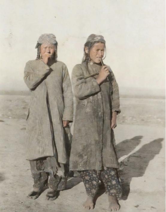 这是一幅由澳大利亚人莫里循拍摄的老照片。1910年，莫里循在新疆发现了一个自称塔