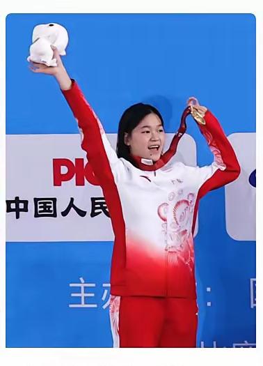 网友们对全红婵的评价也是出奇的一致。
有人说:“全红婵就是跳水界的神话,以后再也