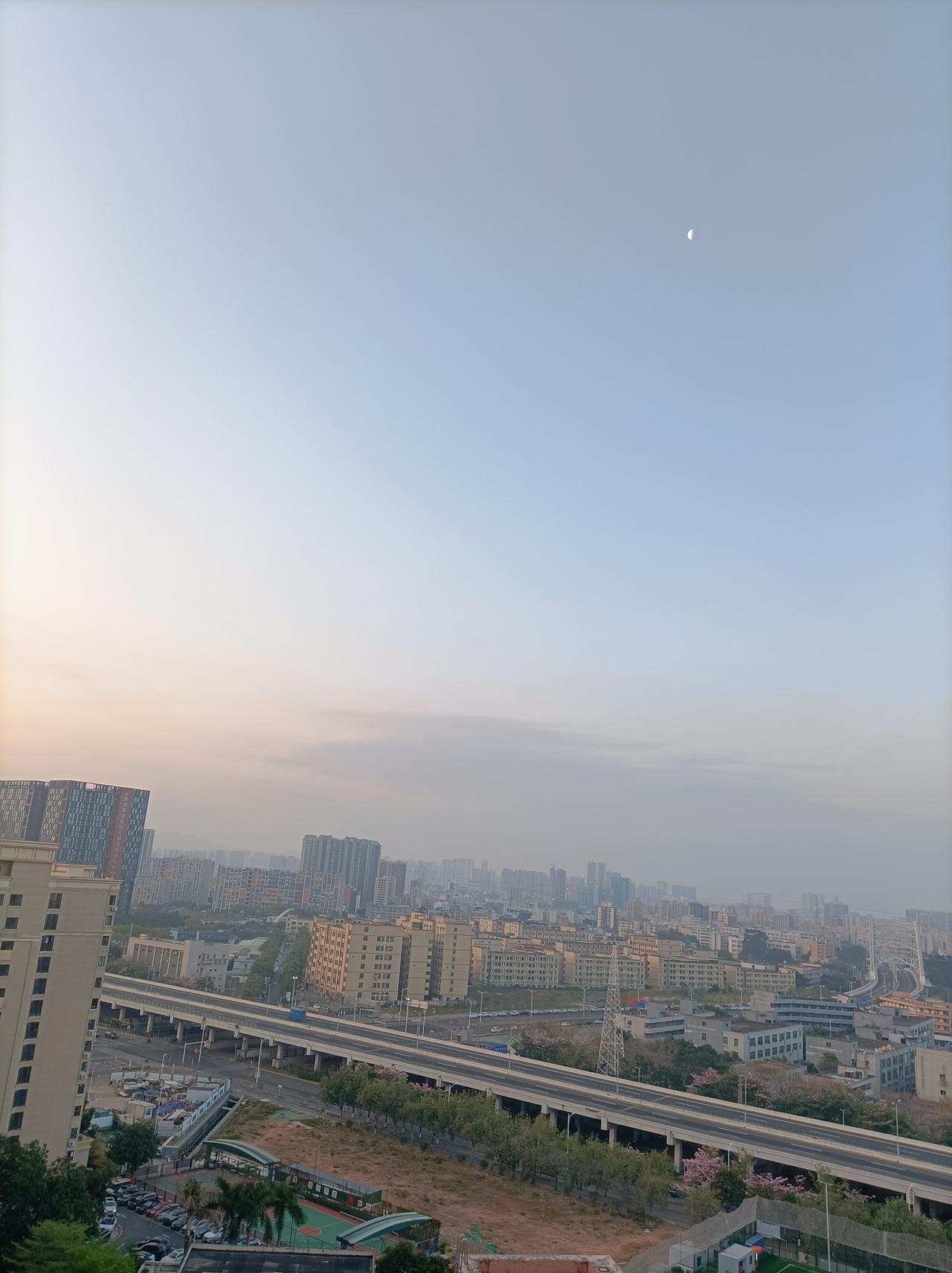 今早醒来第一个念头今早醒来第一个念头是去阳台上看天气，家里又要搞卫生了，晴天要把