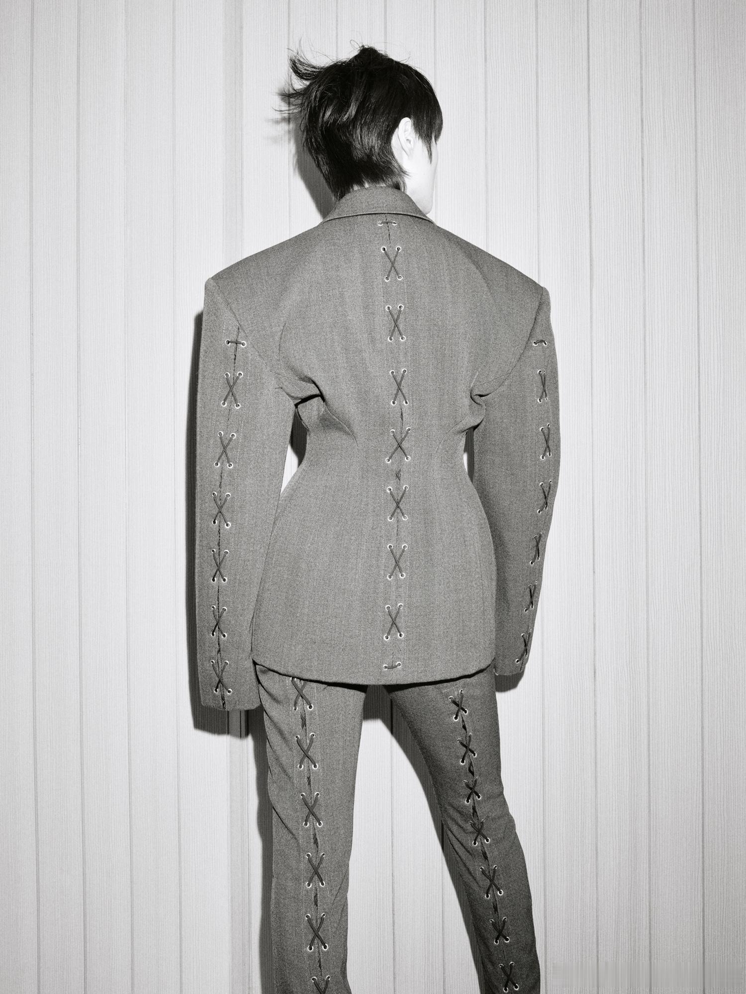 李宇春压轴李宇春这身礼服的简洁线条太加分了！没有多余的装饰，靠线条就能清晰勾勒出