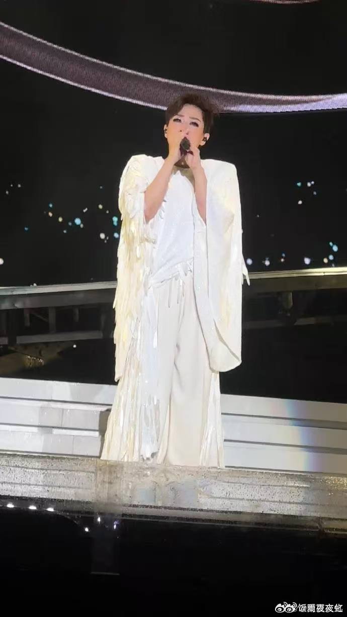 林忆莲演唱会听取妈声一片 谁还没看林忆莲演唱会这段！台下全是“妈咪”的喊声，还有