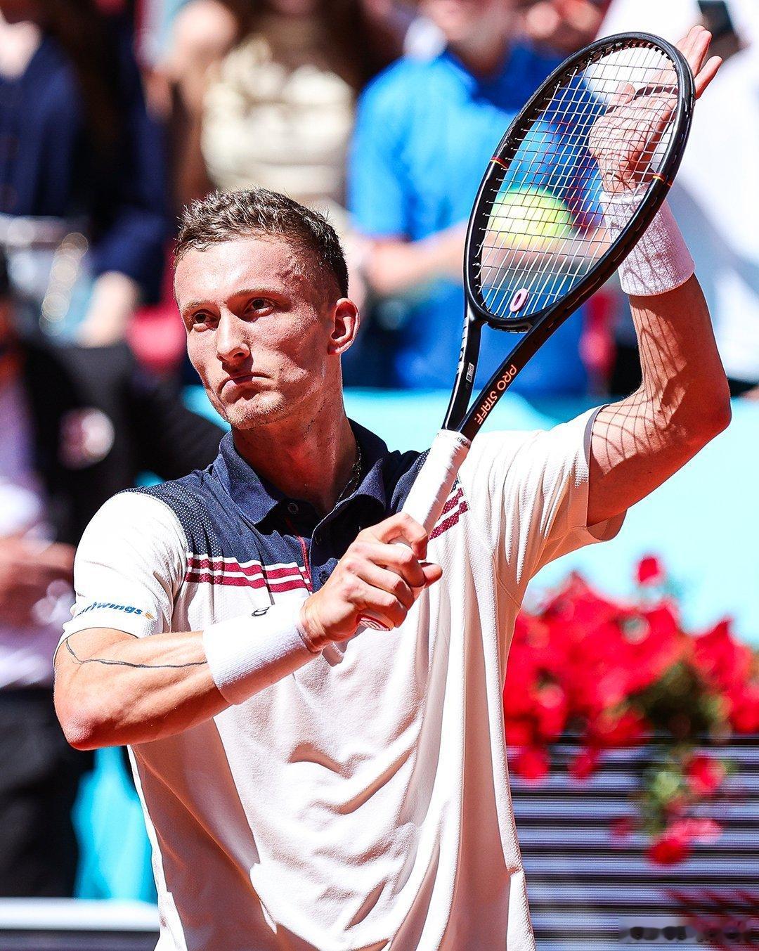 👇安德烈娃7-6/6-3费尔南德斯首次晋级马德里半决赛她将和萨巴伦卡和巴蒂斯特