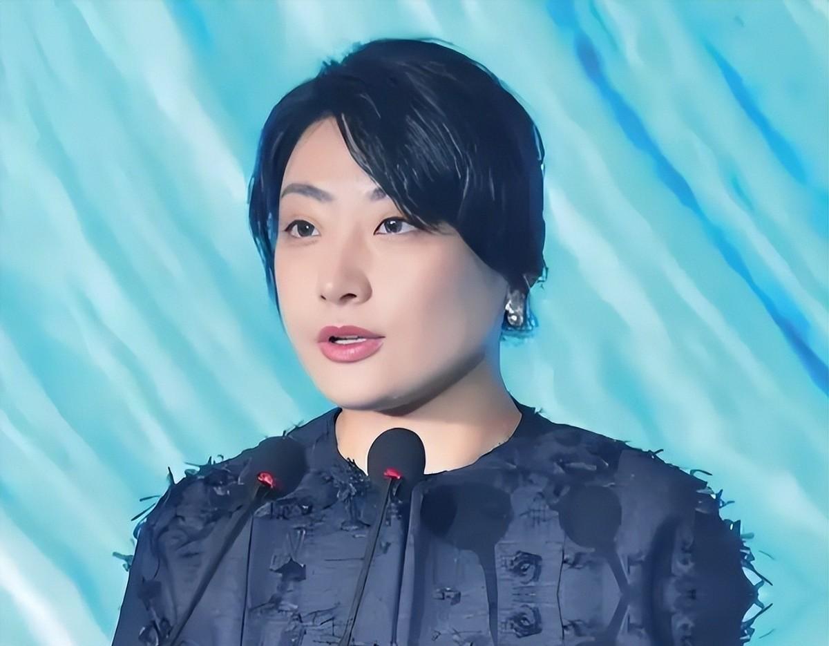 这下杜建英是真的坐不住了。香港高院这一纸判决，不仅驳回了宗馥莉的上诉，更关键的是