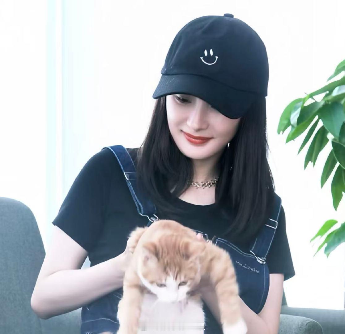 内娱喵系女艺人 的喵系氛围感直接拉满！眼波灵动自带娇俏喵系感，软萌时甜到心巴，拽