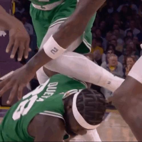 脚踢现队友，肘击前队友，杰伦这是打疯啦！