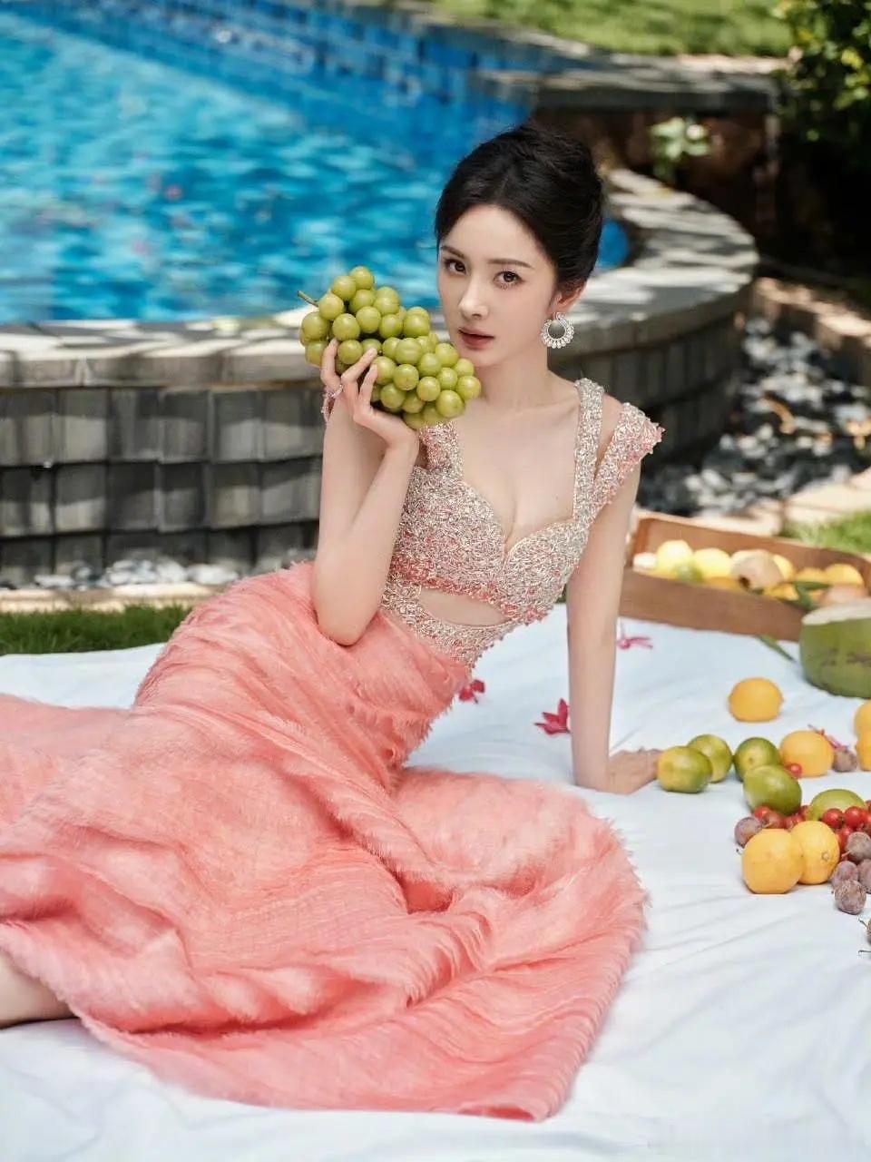 确实很漂亮。但是杨幂姐姐咱就卖个水果不必穿得跟去参加晚会一样🤣 ​​​